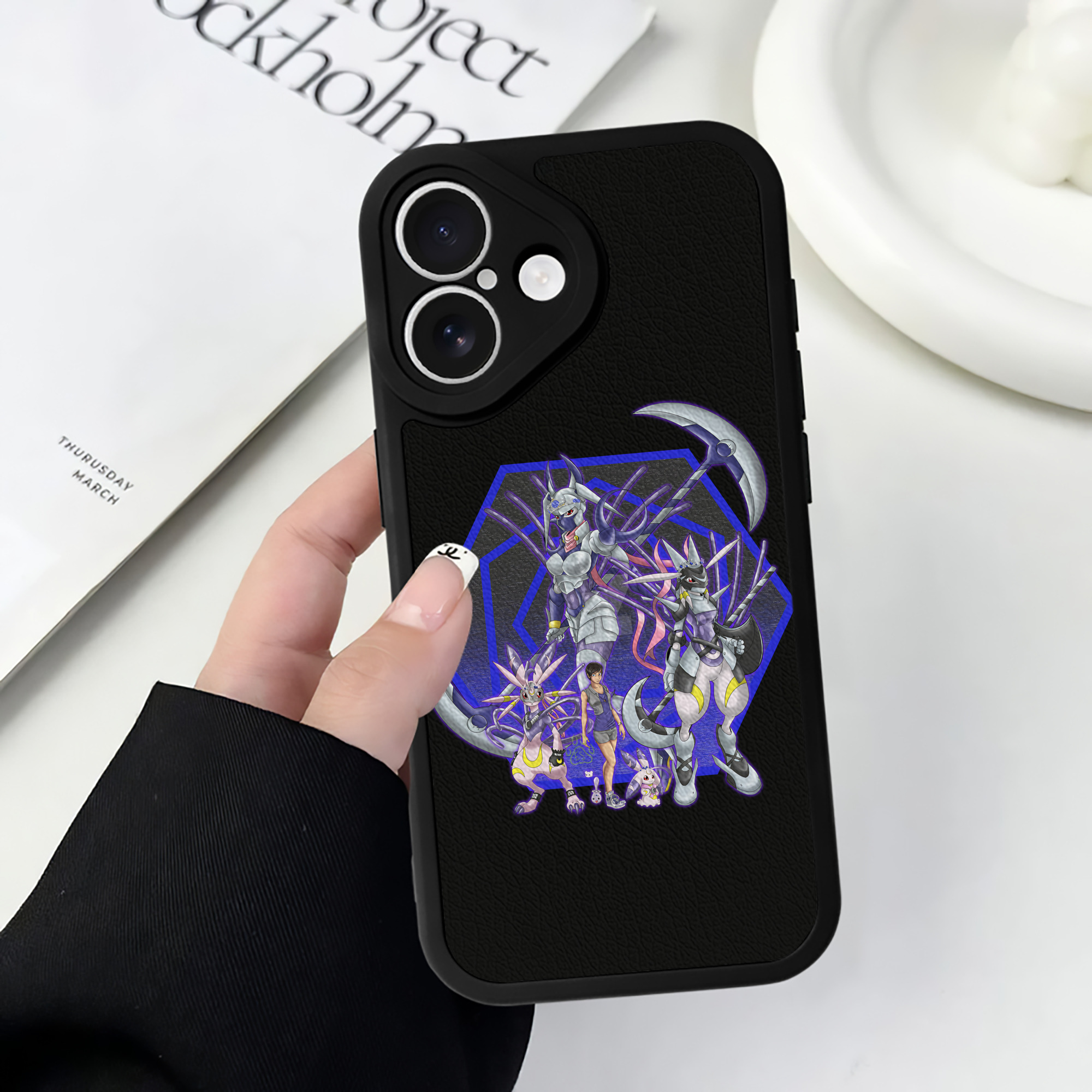 （画像用） Digimon デジタルモンスター/デジモン 【iPhone 16シリーズ対応】シリコンスマホケース（レザー調） 材質：シリコン
